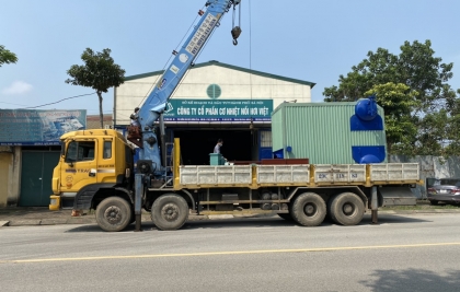 Cẩu hàng đi lắp đặt